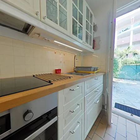 T2 Avec Terrasse Et Parking Prive Au Port De - Fr-1-826-20